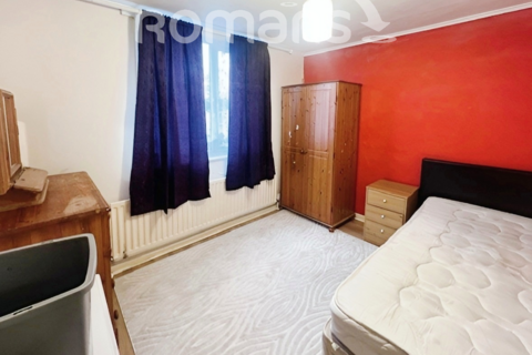 3 bedroom terraced house to rent, Mullins Close