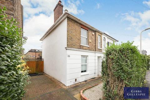 3 bedroom semi-detached house to rent, Pole Hill Road, Uxbridge, UB10 0PZ