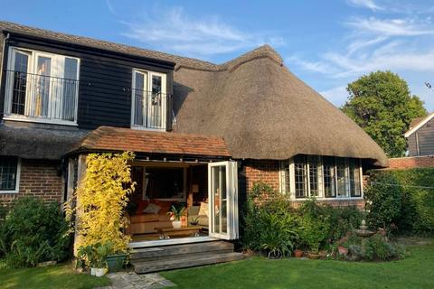 2 bedroom cottage to rent, Beaver Close, Chichester