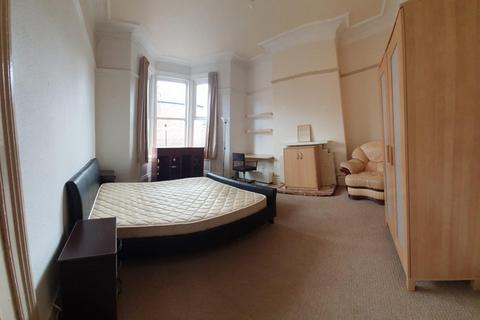 2 bedroom flat to rent, Lonsdale Terrace, Jesmond