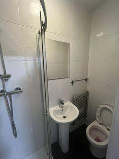 Studio to rent, Westway, Shepherds Bush, London, W12 0SB