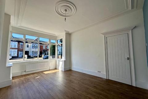 3 bedroom terraced house for sale, Lovelace Gardens, Southend on Sea, Essex, SS2 4NU