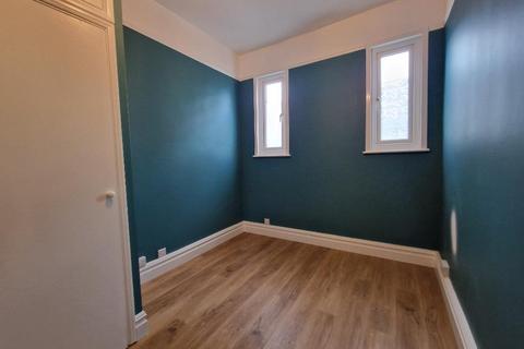 1 bedroom flat for sale, Station Road, Westcliff on Sea, Essex, SS0 7SB