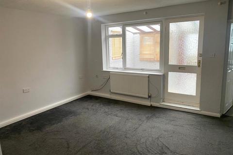 2 bedroom flat to rent, West Kingsdown, Sevenoaks