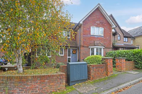 4 bedroom detached house for sale, Grovewood Place, Essex IG8