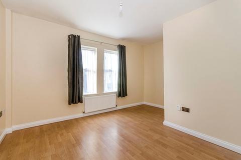 2 bedroom flat to rent, Station Road North, Southampton SO40