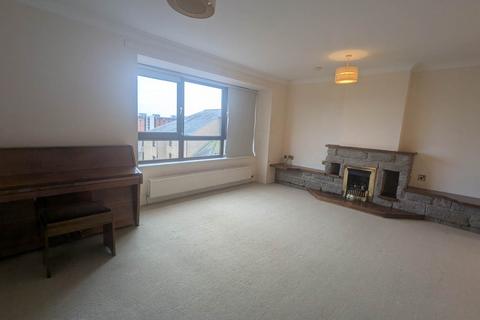 3 bedroom flat to rent, 18B Roseangle, ,