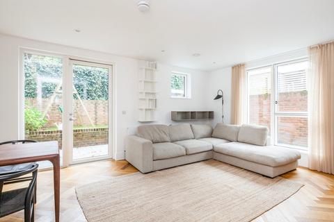 3 bedroom semi-detached house to rent, Ravensdale Gardens London SE19