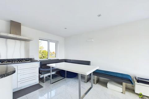 2 bedroom flat for sale, The Chestnuts, Albert Road, Belvedere, Kent, DA17