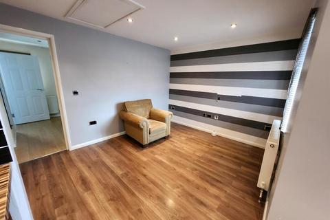 2 bedroom flat to rent, Hall Lane, London