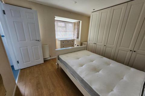 2 bedroom flat to rent, Hall Lane, London