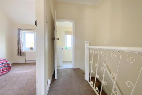 25 Helene Grove, Grimsby, DN32 8JX