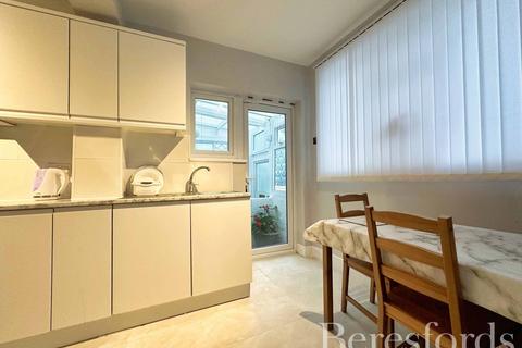 undefined, Slewins Lane, Hornchurch, RM11
