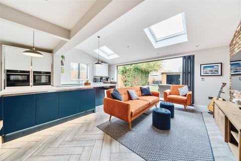 21 Fairmead, Surbiton, KT5 9BA