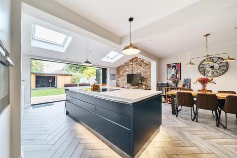 21 Fairmead, Surbiton, KT5 9BA