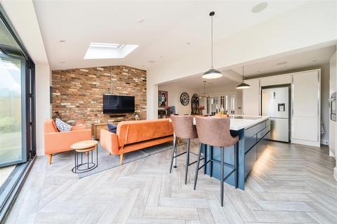 21 Fairmead, Surbiton, KT5 9BA