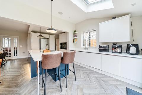 21 Fairmead, Surbiton, KT5 9BA