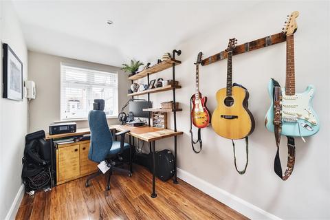 21 Fairmead, Surbiton, KT5 9BA