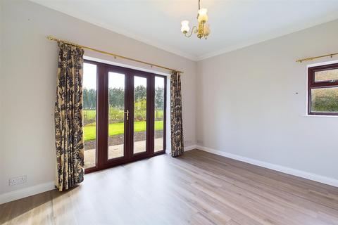 4 bedroom detached house to rent, Warrington Road, Croft, Warrington