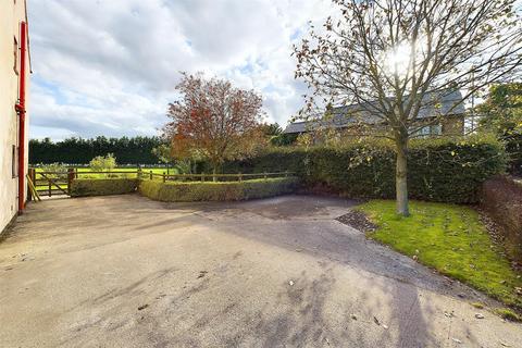 4 bedroom detached house to rent, Warrington Road, Croft, Warrington