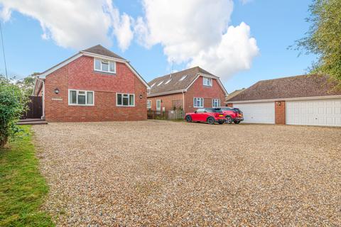 4 bedroom detached house to rent, Winchester Road, Alresford SO24