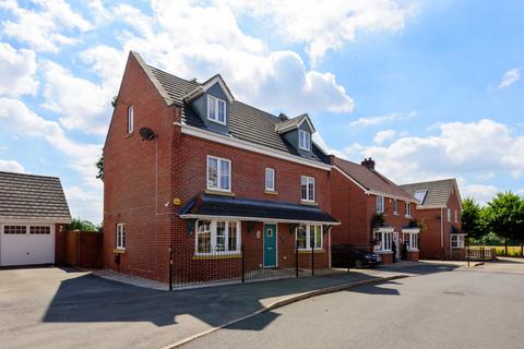 5 bedroom detached house to rent, Chaffinch Road, Alton GU34