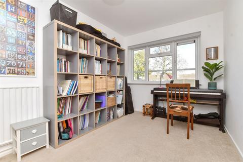 65 Denmark Gardens, Carshalton, SM5 2JN
