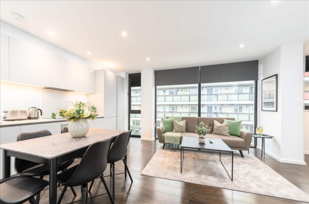 A 2-Bedroom Apartment To Rent - Hoxton