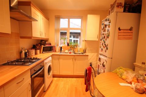 3 bedroom flat to rent, Shaftesbury Grove, Heaton