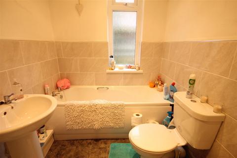 3 bedroom flat to rent, Shaftesbury Grove, Heaton