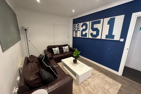 4 bedroom flat to rent, London Road, Hampshire SO15