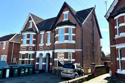 5 bedroom flat to rent, Landguard Road, Hampshire SO15