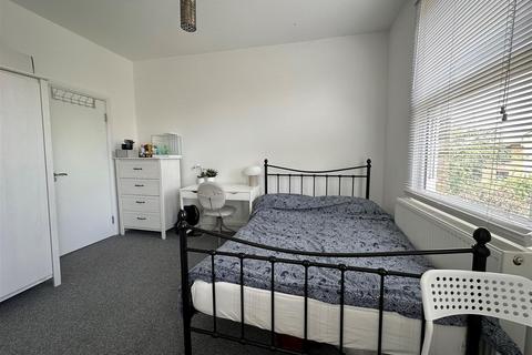 Studio to rent, Lancaster Road, London N4