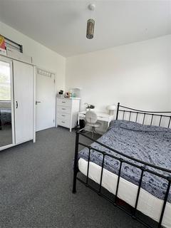 Studio to rent, Lancaster Road, London N4