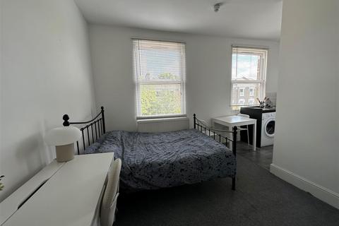 Studio to rent, Lancaster Road, London N4