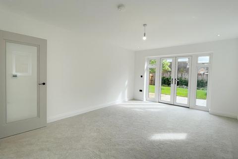 2 bedroom bungalow for sale, Hayfield Gardens, Toddington, Dunstable, LU5