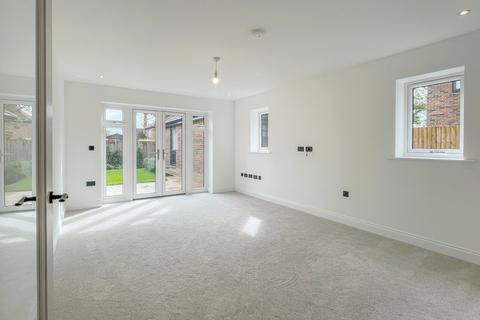 2 bedroom bungalow for sale, Hayfield Gardens, Toddington, Dunstable, LU5