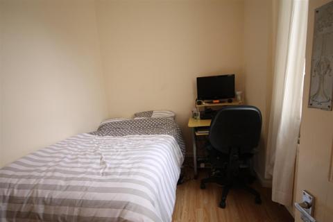 3 bedroom flat to rent, Third Avenue, Heaton