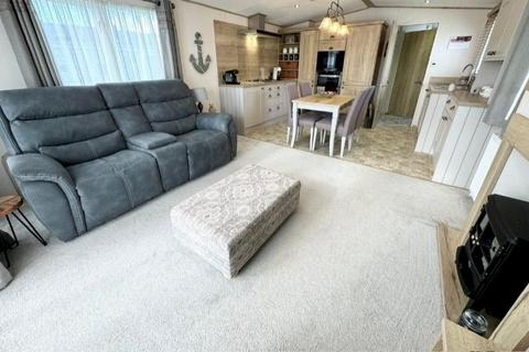 2 bedroom static caravan for sale, Solent Breezes Holiday Park, , Warsash SO31