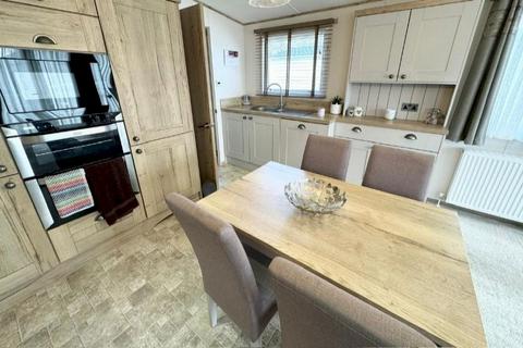 2 bedroom static caravan for sale, Solent Breezes Holiday Park, , Warsash SO31