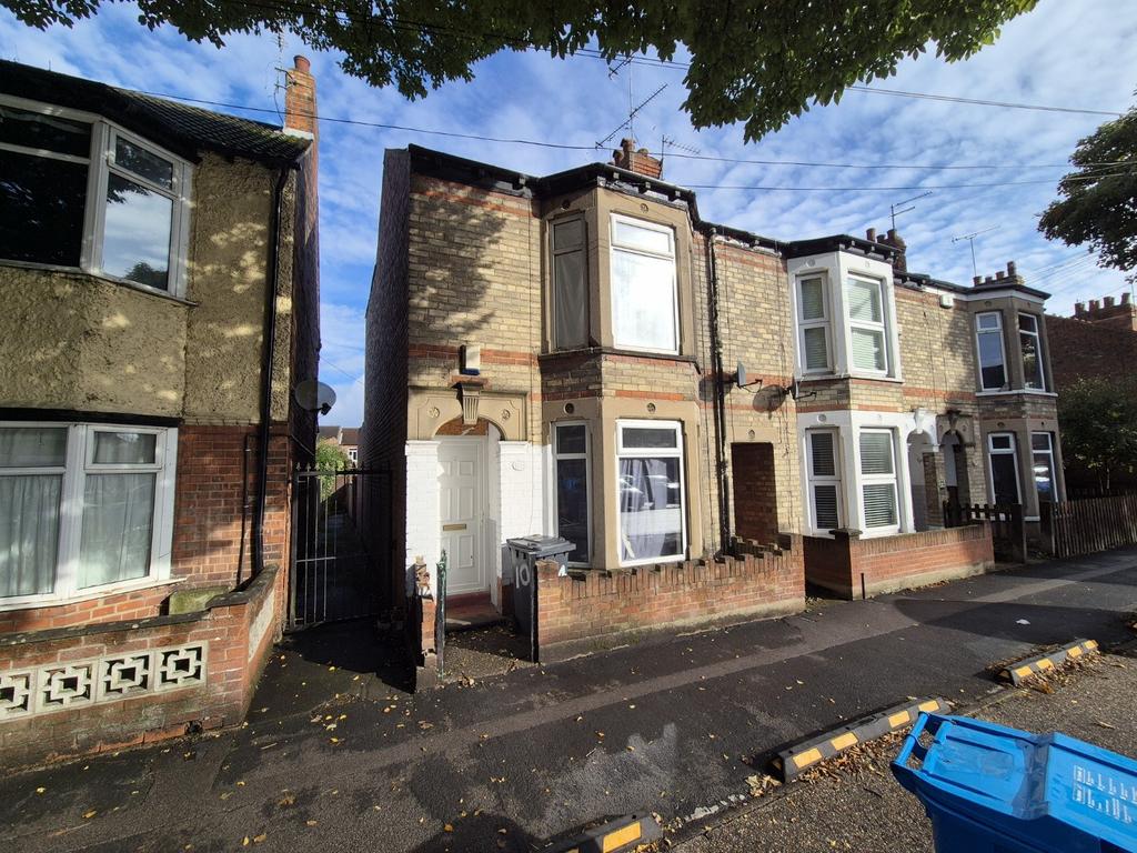 2 Bedroom House   end terrace for Sale