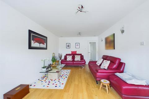 11 Drivemoor, Abbeydale, Gloucester, GL4 5XP