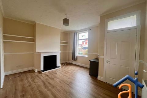 2 bedroom semi-detached house to rent, Thornton Road, Southport