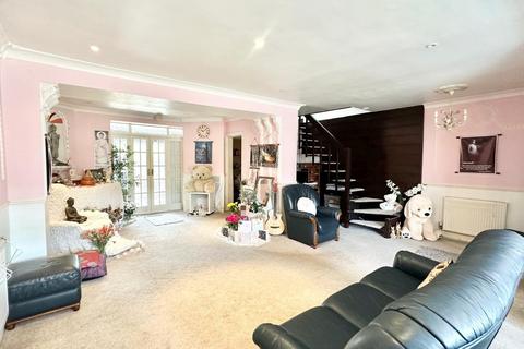 15 North Close, Chigwell, IG7 4NJ