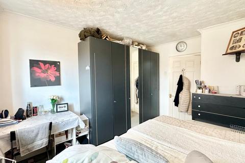 15 North Close, Chigwell, IG7 4NJ