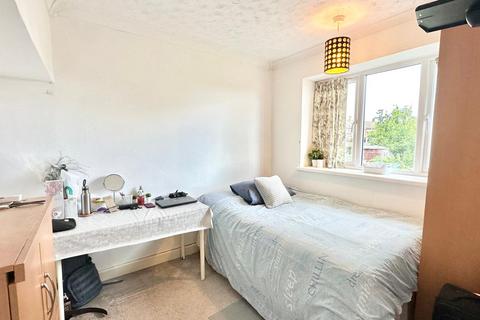 15 North Close, Chigwell, IG7 4NJ