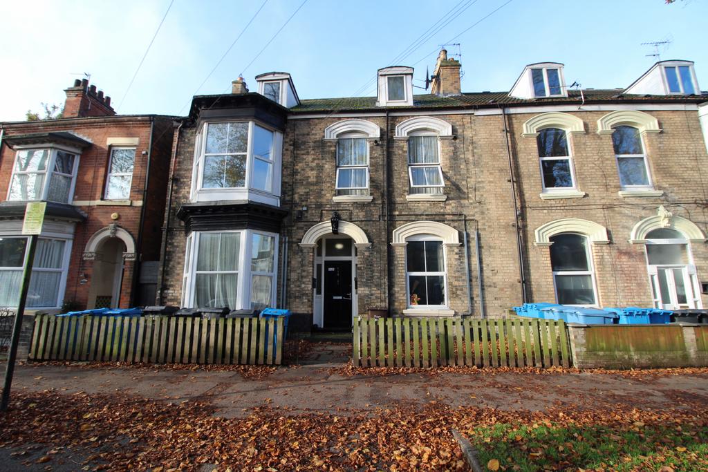 One bedroom flat   For Sale by Auction