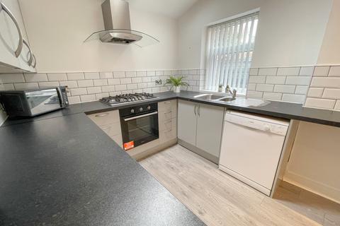 6 bedroom terraced house to rent, Romer Road, L6 6DH,