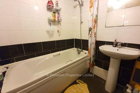 2 bedroom flat to rent, Moorland Avenue, Hyde Park LS6