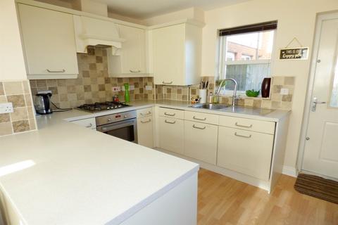 3 bedroom semi-detached house to rent, Redwood Avenue, South Shields